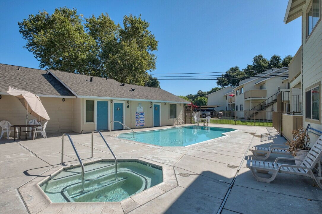 Pool_Bridges-At-Five-Oaks_5520-Harrison-St-Sacramento-CA_RPI_II-315377_02